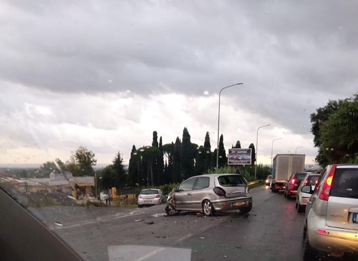Due incidenti sulla via circonvallazione Appia, a Velletri. - 