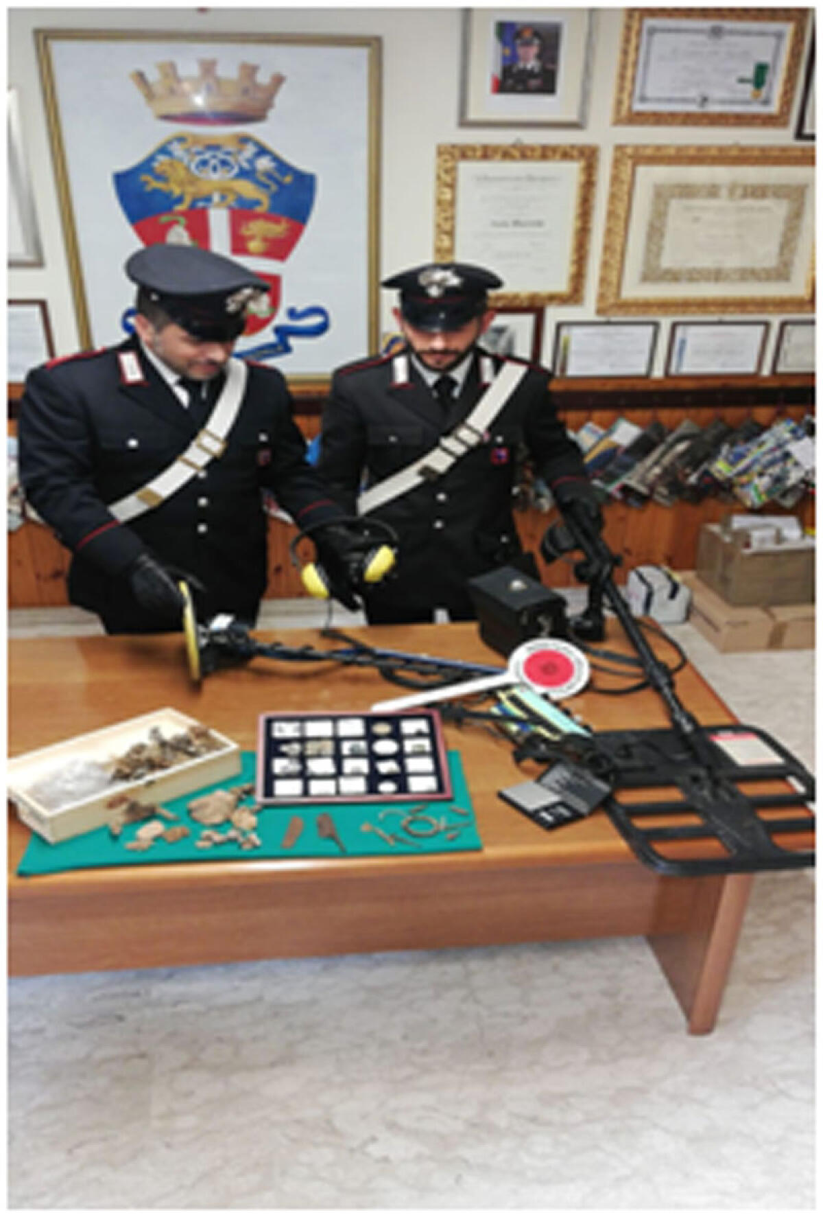 In casa nascondeva oggetti e reperti di età romana di alto valore, denunciato - 