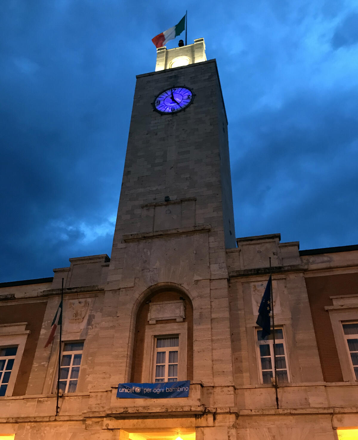 La Torre Civica di Latina si illumina di blu per la Giornata Mondiale dell’Infanzia. - 