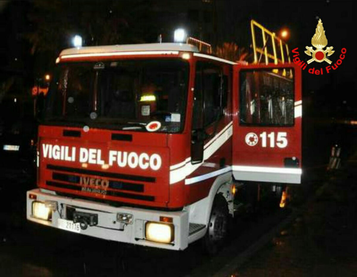 Auto in fiamme nella notte ad Aprilia - 