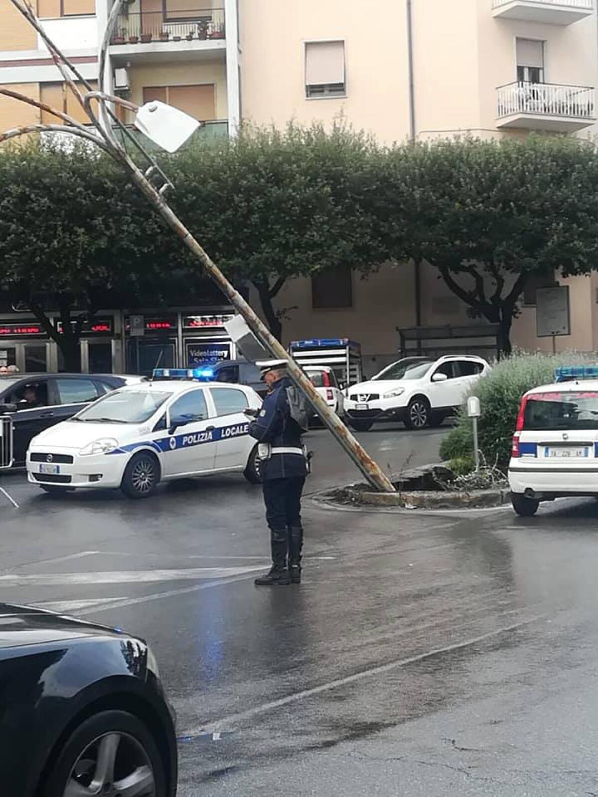 Voragine a Velletri nell'aiuola di piazza XX Settembre, verifiche in corso FOTO - 