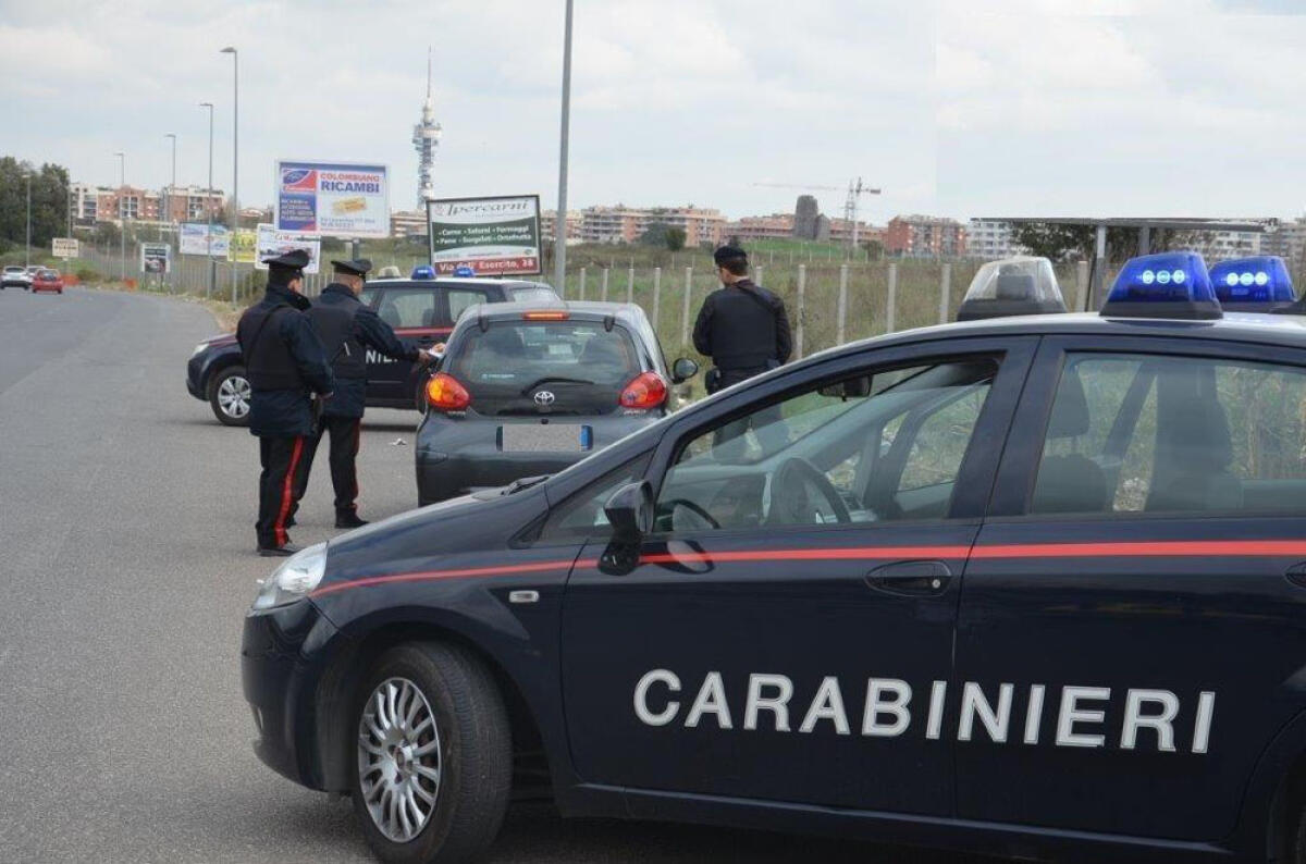 Latina - Fugge al controllo dei carabinieri, ma si schianta contro un muro - 