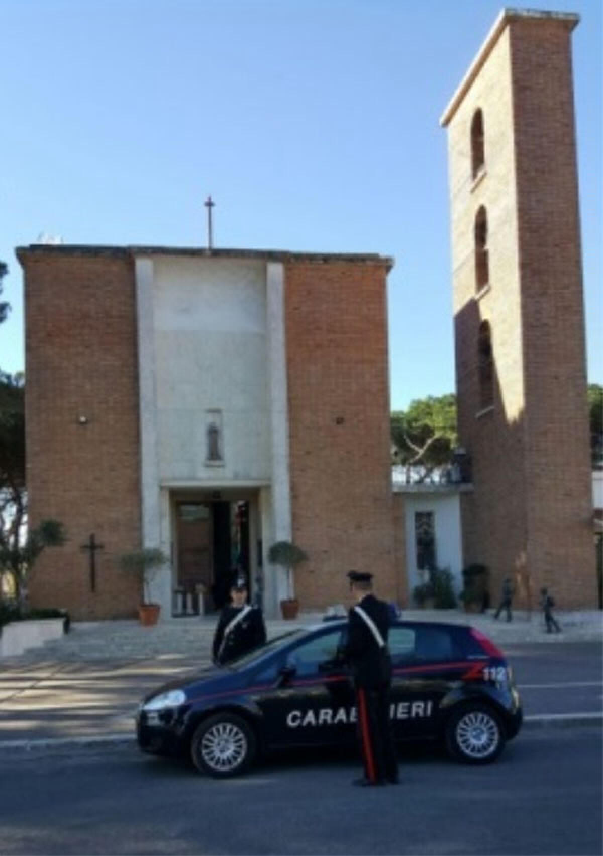 Ruba un espositore di libri da una chiesa, 39enne di San Felice denunciata - 
