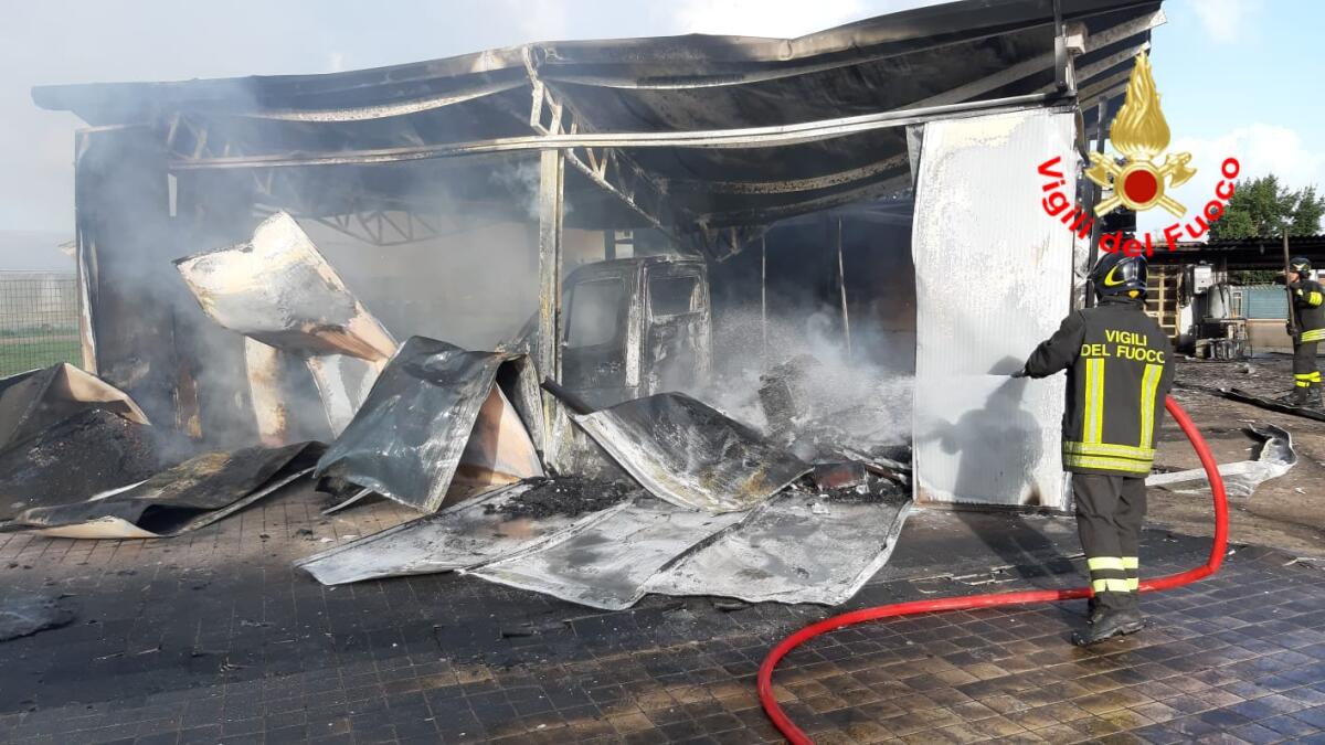 Incendio in un capannone a Sabaudia, tutto distrutto - 