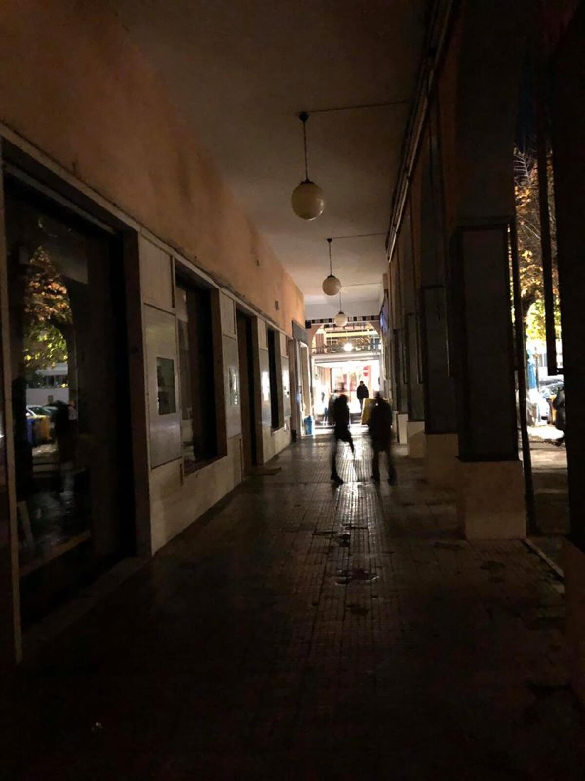 Aprilia  - I portici di piazza Roma al buio, i commercianti protestano FOTO - 