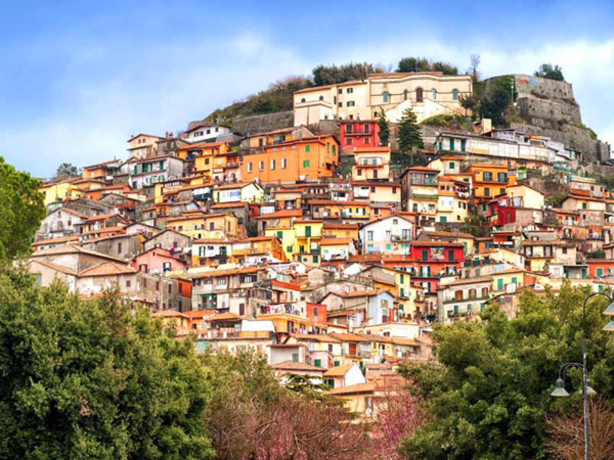 Si perde nel bosco di Rocca di Papa durante una passeggiata: una donna viene salvata dalla Polizia. - 