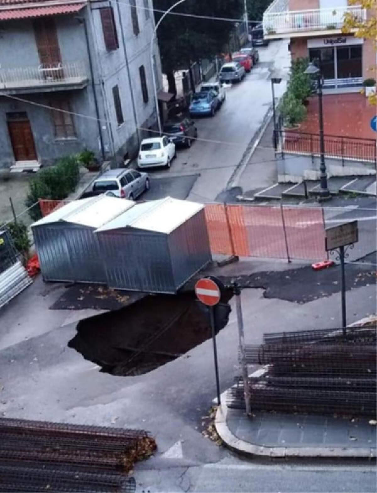 Una nuova voragine si apre in strada a Velletri. - 