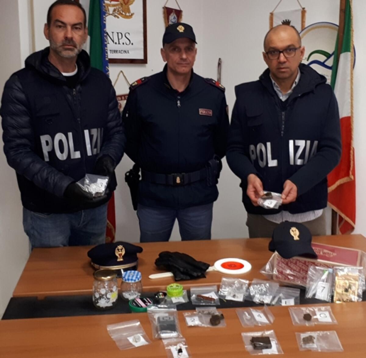Terracina - Confezionava dosi di "Bazooka", 26enne in arresto - 