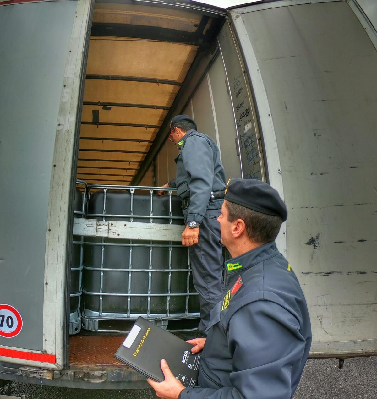 52mila litri di gasolio di contrabbando sequestrati sulla Pontina ad Aprilia, 4 denunce - 