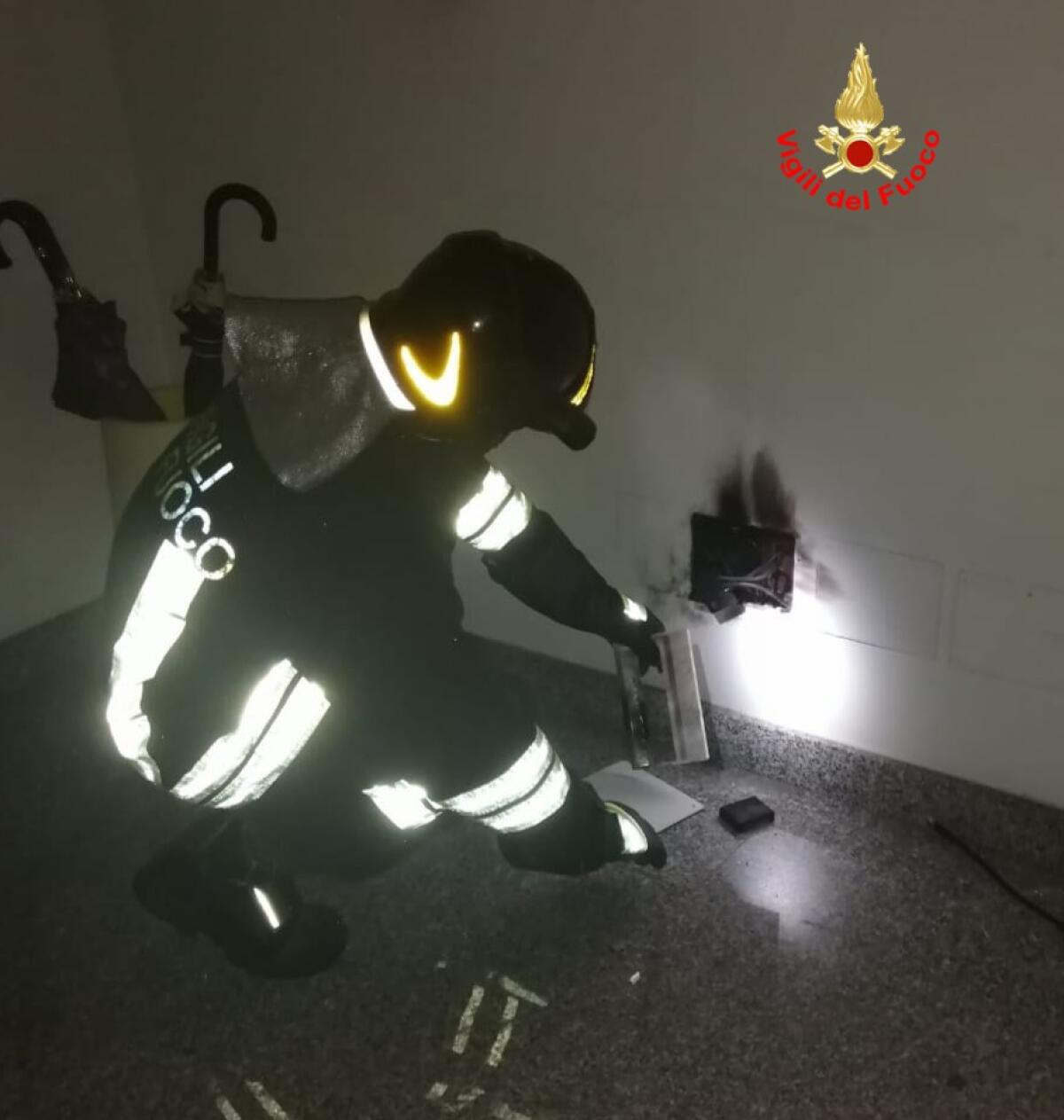 Fulmine in un condominio di via Gloria, a Latina Scalo: intervengono i Vigili del Fuoco. - 