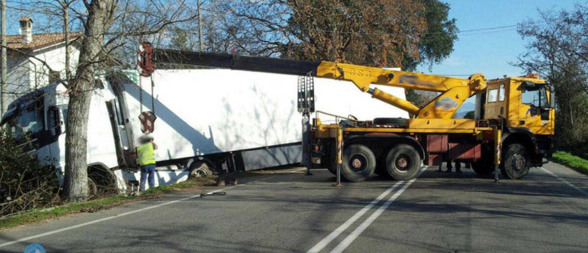 Aprilia, tir fuori strada su via Torre del Padiglione - 