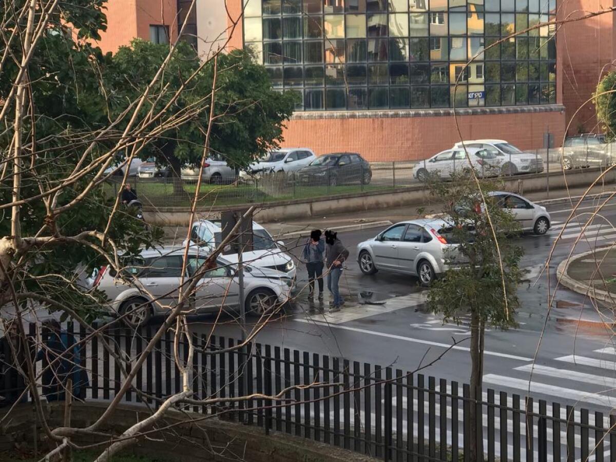 Incidente all'incrocio ad Aprilia, due auto coinvolte - 