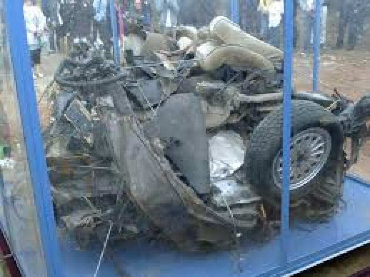 Esposta sotto ai portici di piazza del Popolo la teca con i resti dell'auto della scorta del giudice Falcone, commozione a Latina - 