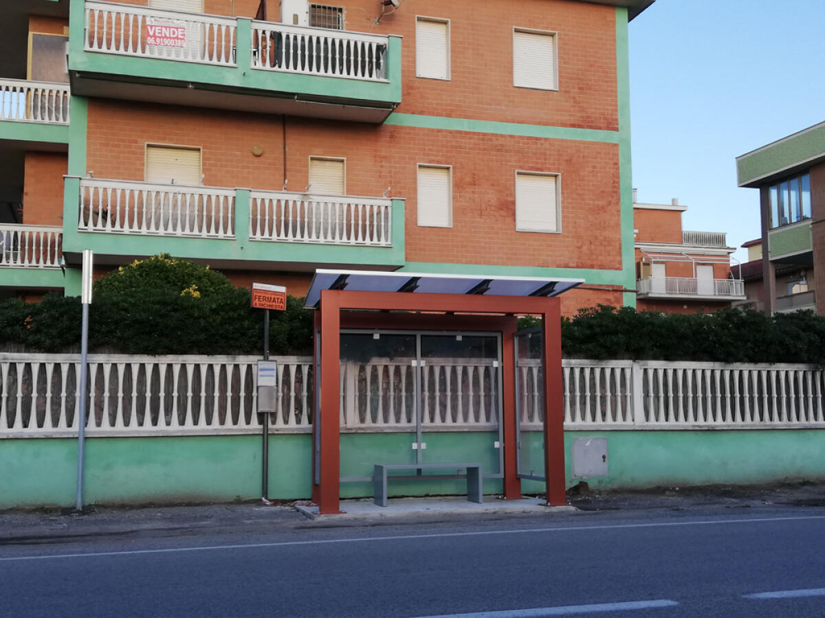 Tredici nuove pensiline per l’attesa dei mezzi pubblici sul lungomare di Torvaianica - 