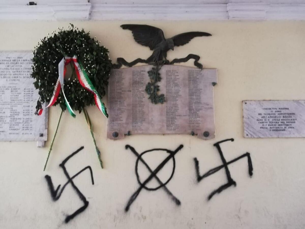 Rimosse le svastiche dal muro del Comune di Genzano, l'Anpi organizza presidio - 