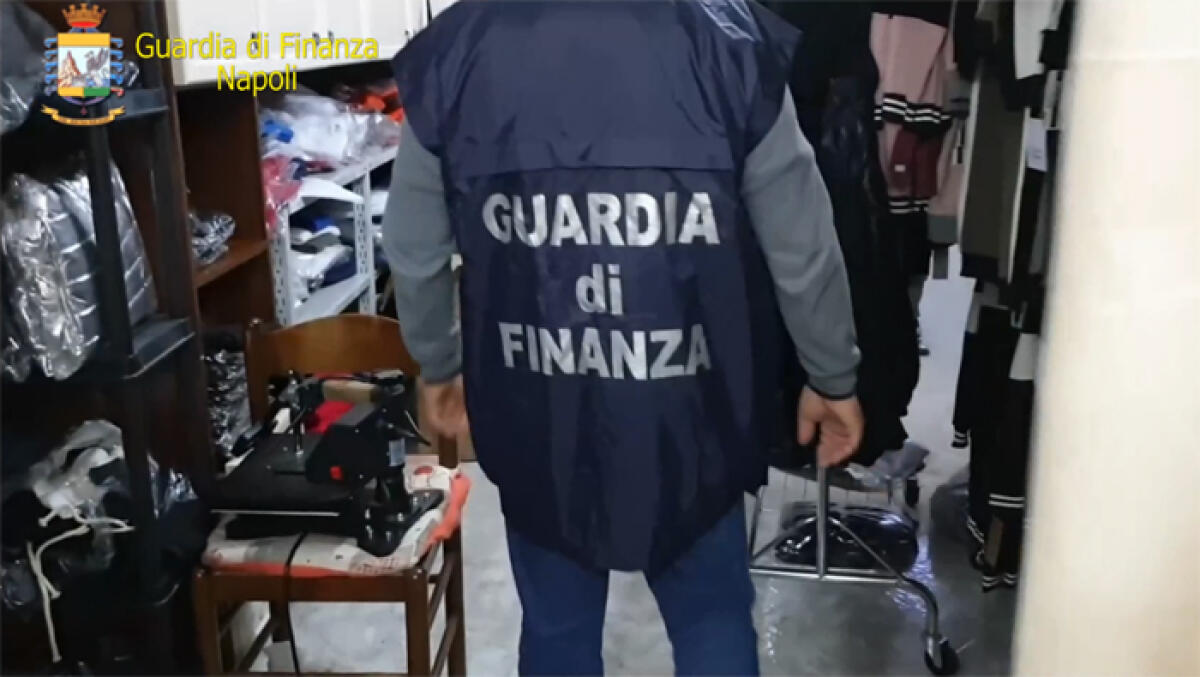 5 milioni di addobbi natalizi pericolosi stavano per invadere la provincia di Roma: maxi sequestro della Finanza. - 