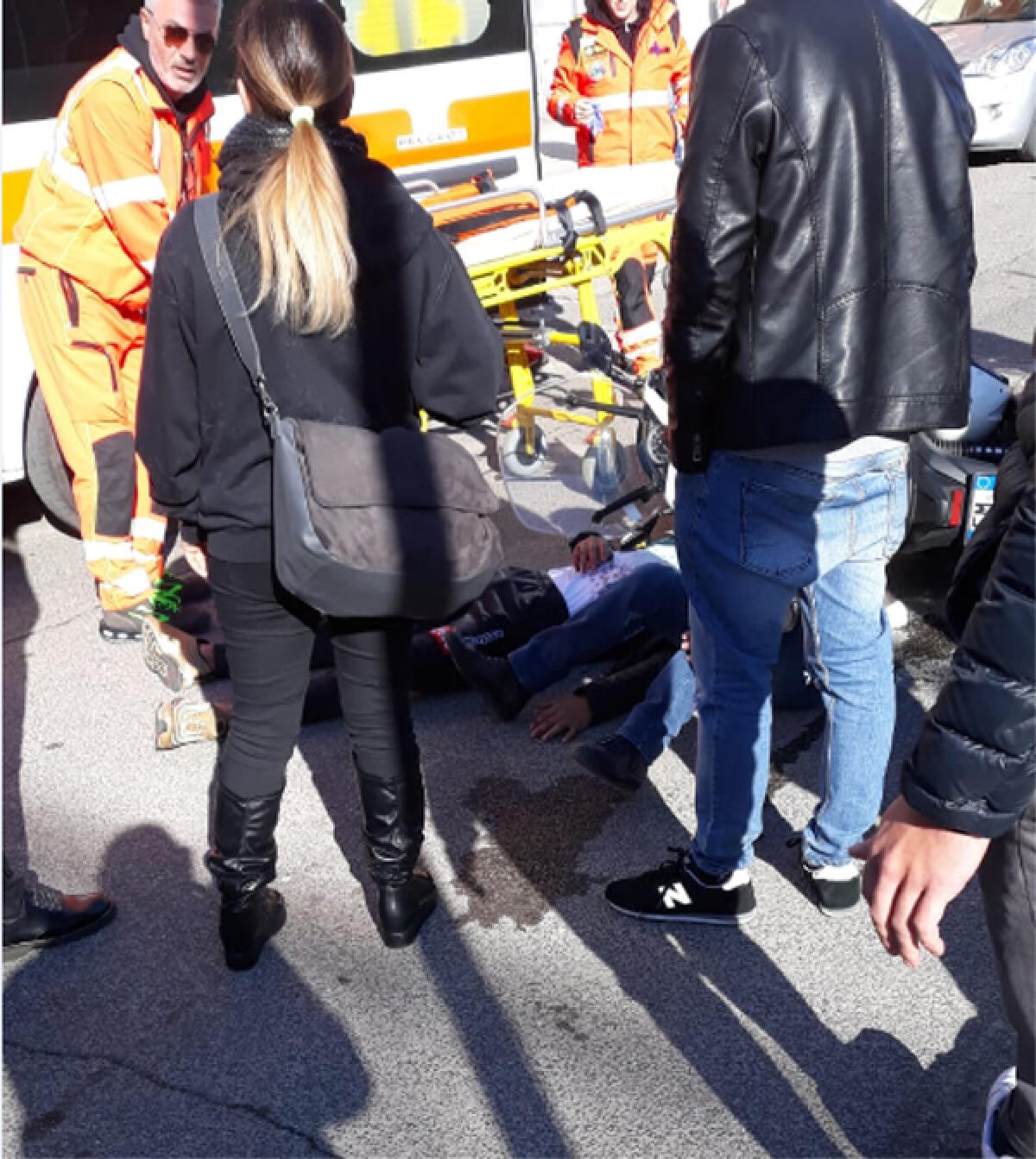 Scontro tra un'auto ed un motorino ad Aprilia, tra via Pirandello e via Verdi: un ferito. - 