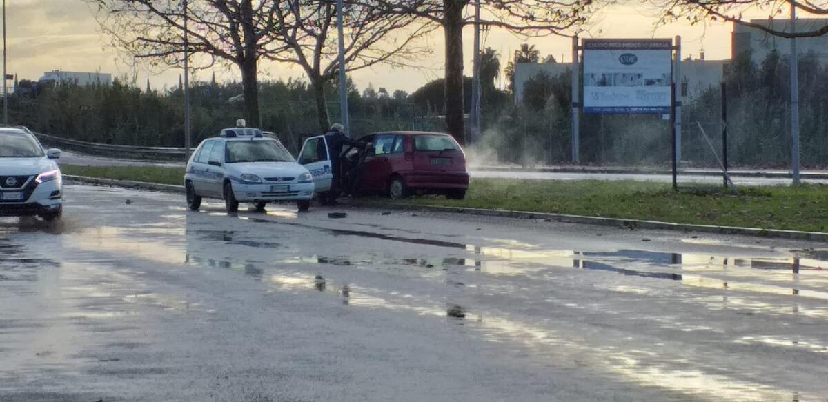 Aprilia - Auto fuori strada in Viale Europa - 