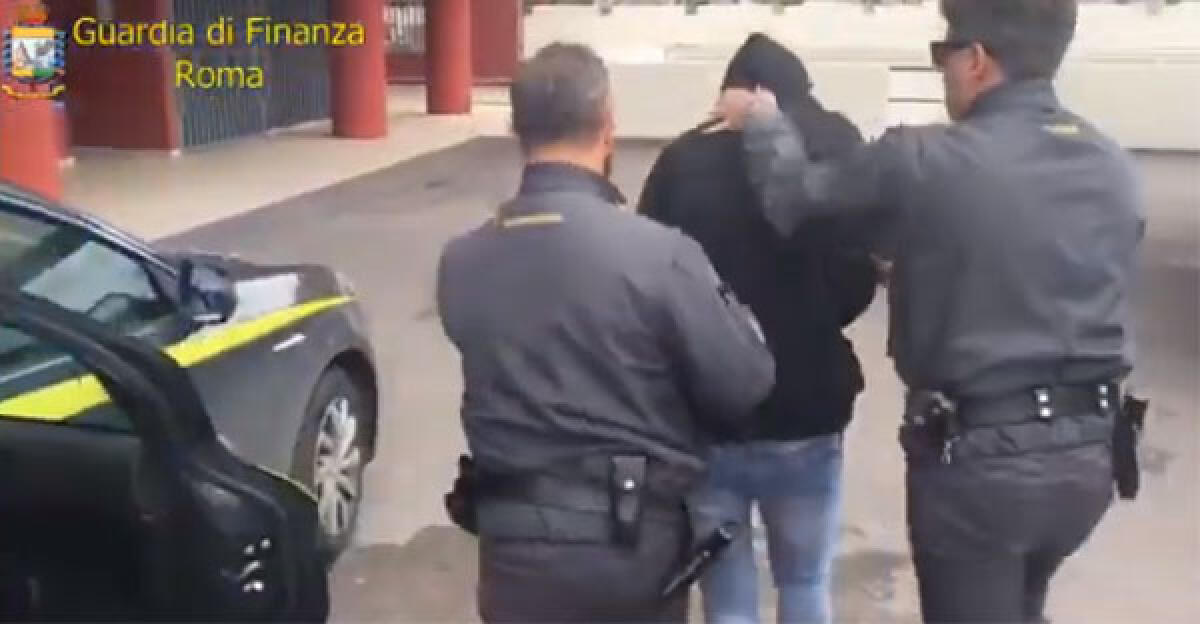 Pomezia, lancia dalla finestra merce contraffatte e minaccia i finanzieri. Arrestato - 