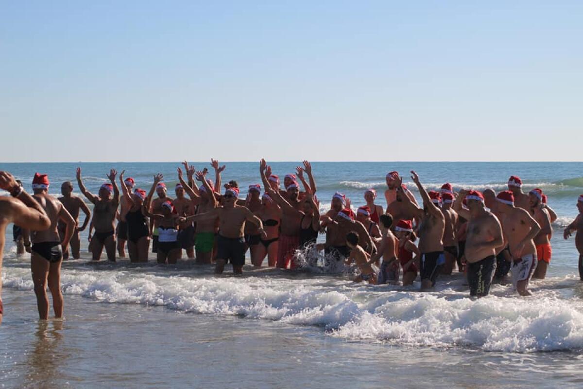 Raccolti mille euro per il canile grazie al “Bagno di Santo Stefano” organizzato dal gruppo Fb “Sei di Terracina Se”. - 