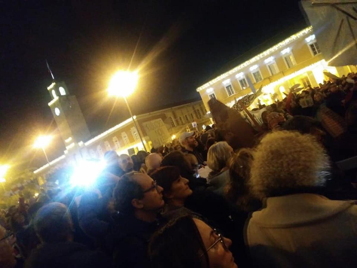 Le sardine invadono Latina, in 2mila in piazza del Popolo - 