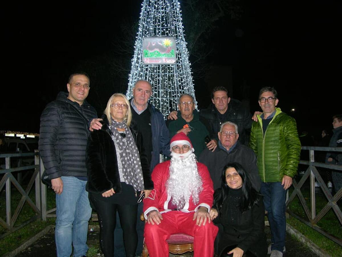 La Pedagnalonga ha donato l’albero di Natale alla comunità di Borgo Hermada - 