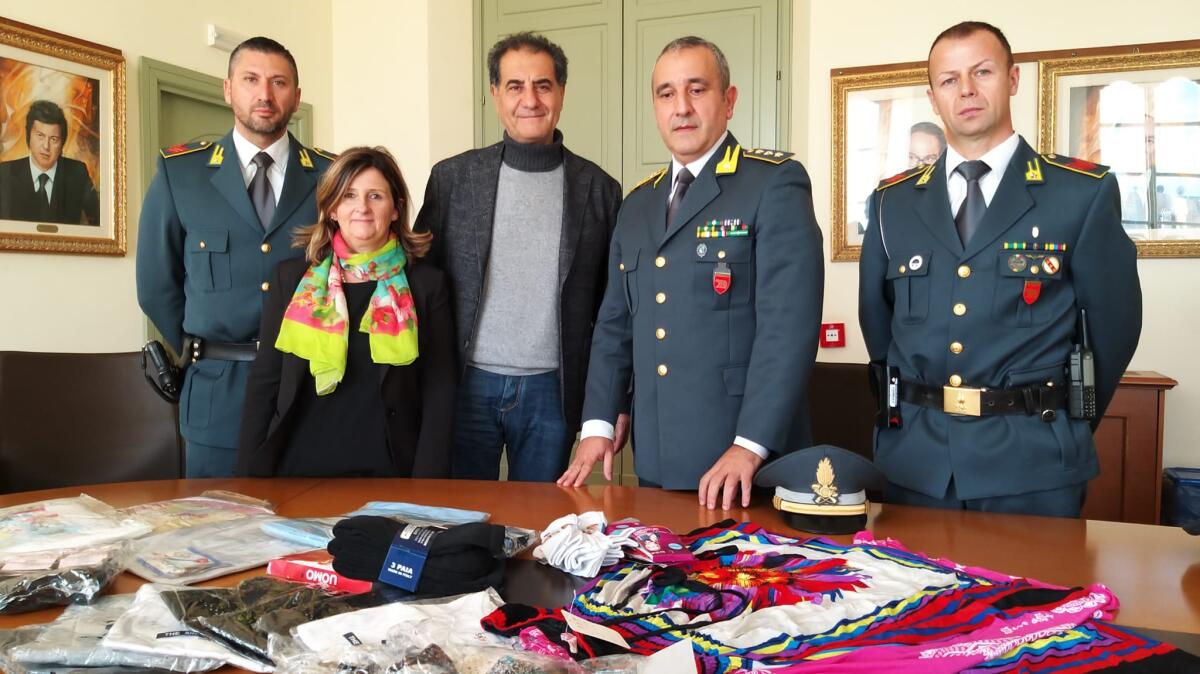 La Guardia di Finanza di Nettuno dona 1.200 capi di abbigliamento sequestrati in beneficenza - 