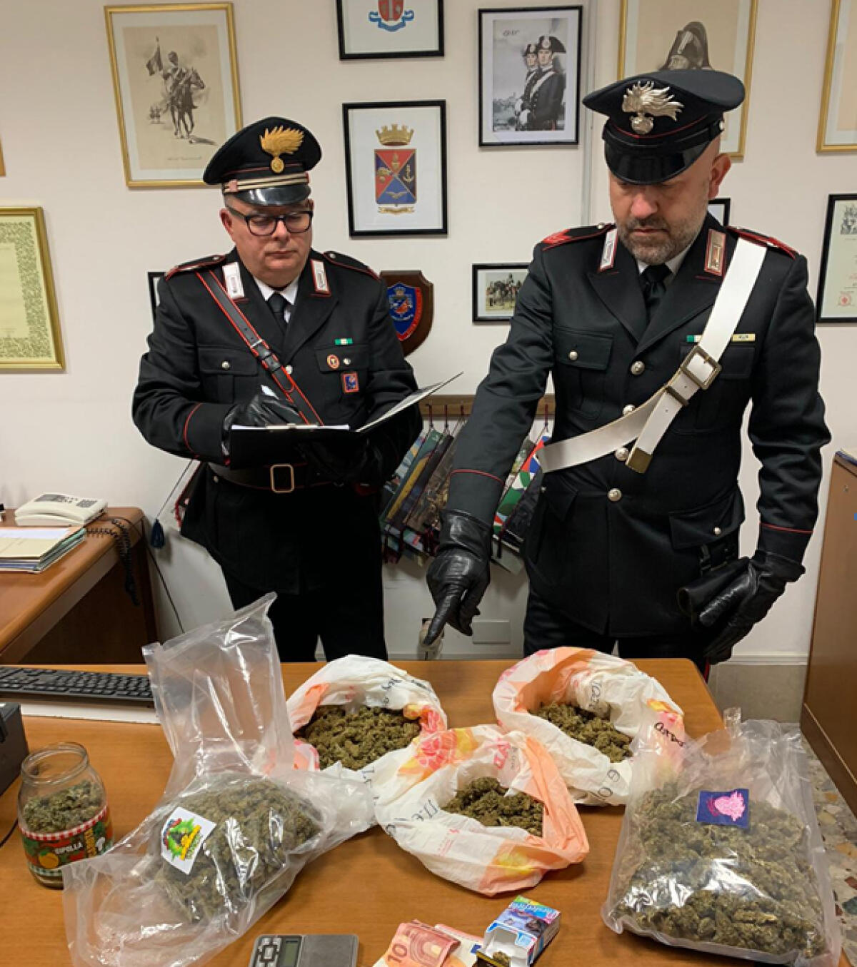 Oltre un chilo di marijuana in casa, 22enne di Sabaudia in arresto - 