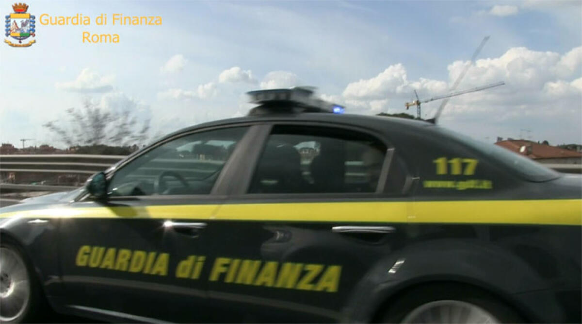 Carburante di contrabbando, lo stoccaggio in un capannone di Pomezia. Indagini anche a Latina - 