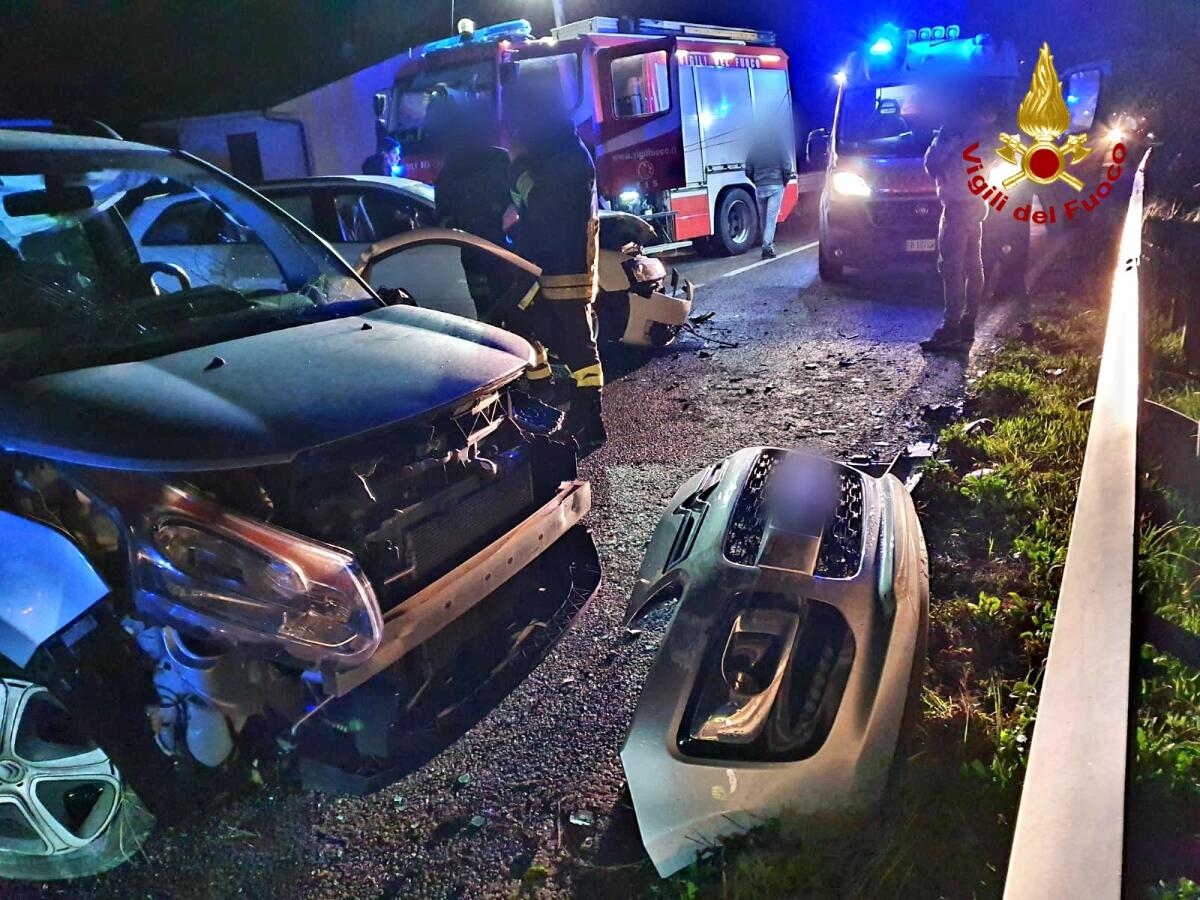 Brutto incidente tra due auto lunga la via Appia, a Fondi: uno dei feriti rimane incastrato tra le lamiere. - 