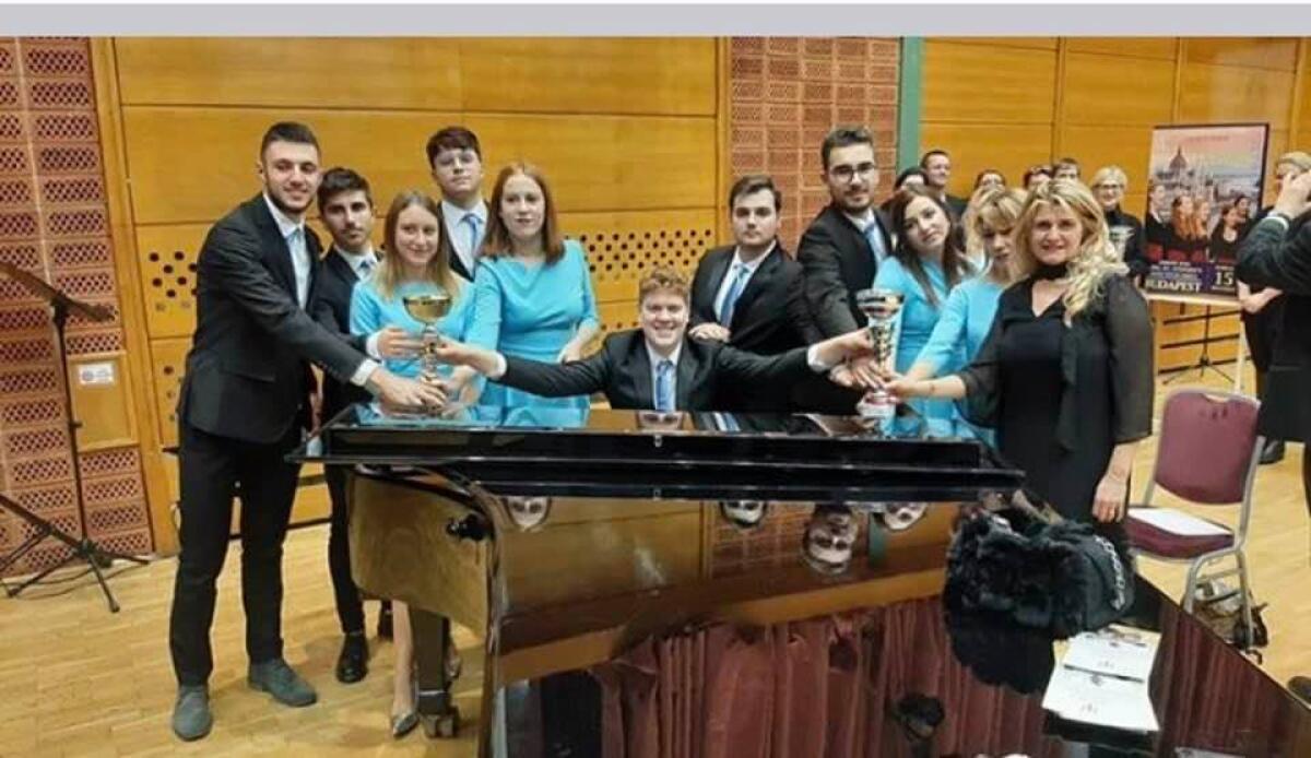 Aprilia - Il Coro Giovanile PATHOS diretto dal maestro Sonia Sette e Giulia Cardinali conquistano Budapest - 