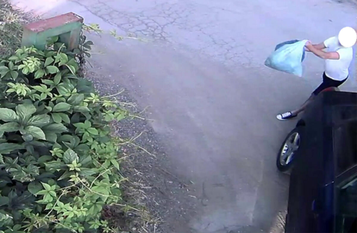 Getta la spazzatura in strada a Fossignano, incastrato dalla fototrappola - 