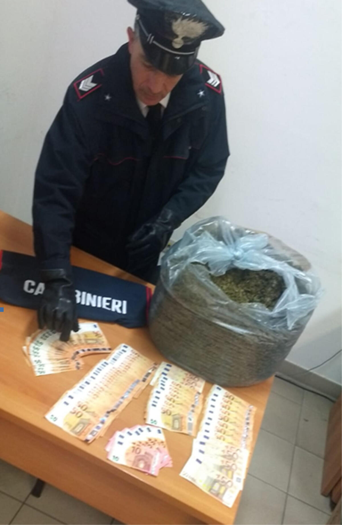 Aprilia - 5 chili di marijuana in auto, arrestati 3 giovani - 