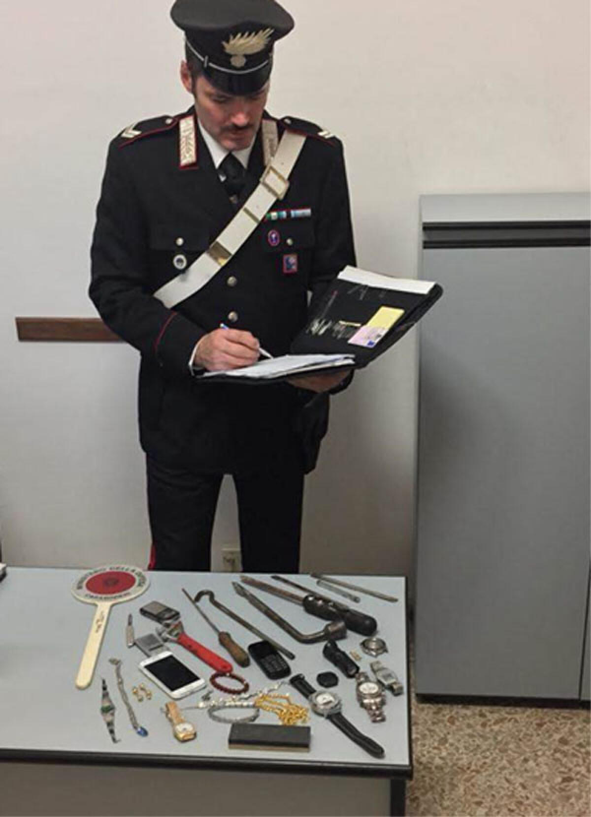 Fermato in auto e trovato in possesso di arnesi da scasso e gioielli: denunciato un 33enne a Gaeta. - 