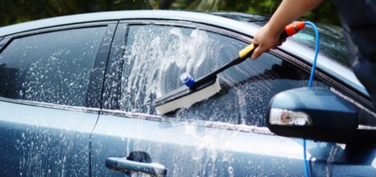 Ardea - Chiede spiegazioni dopo i danni all'auto per un lavaggio, picchiato con una spranga - 