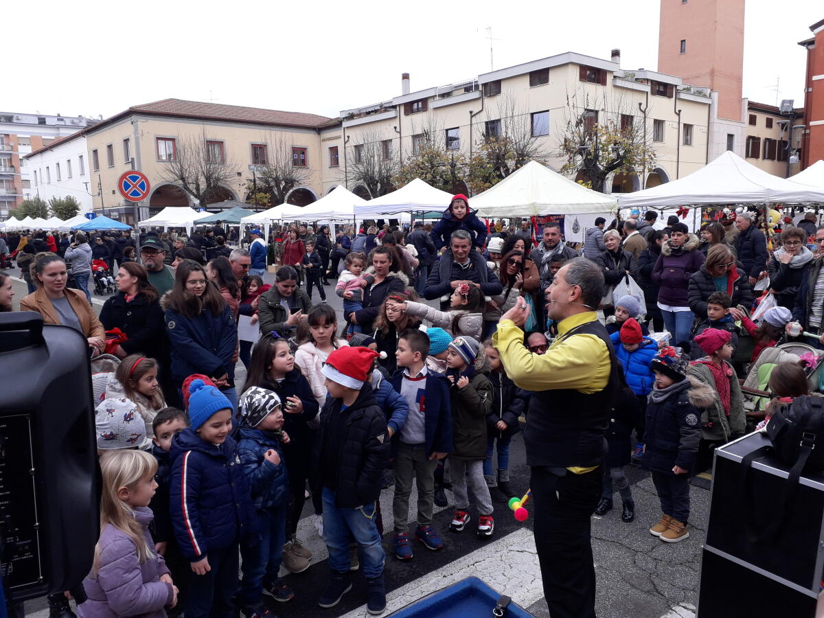 Domenica 15 Dicembre torna il mercatino di Natale in Piazza Roma, ad Aprilia. - 