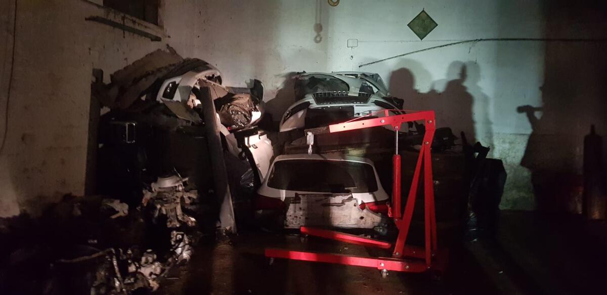 Smembravano auto di lusso e rubavano trattori per portarli in Romania, la Polstrada di Aprilia sgomina la banda di Le Ferriere - 