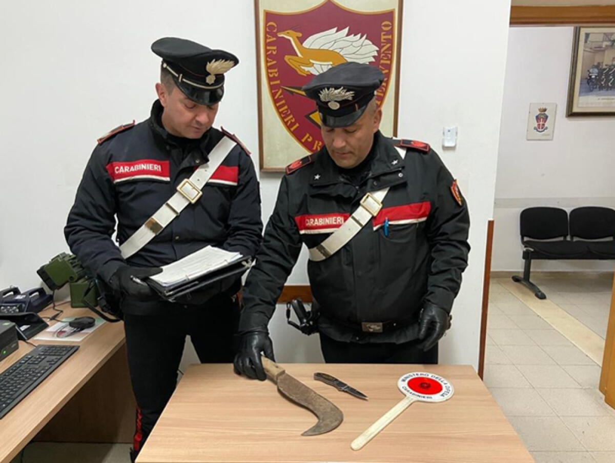 Nascondeva armi bianche in auto: 23enne di Roma denunciato dai Carabinieri a Latina. - 