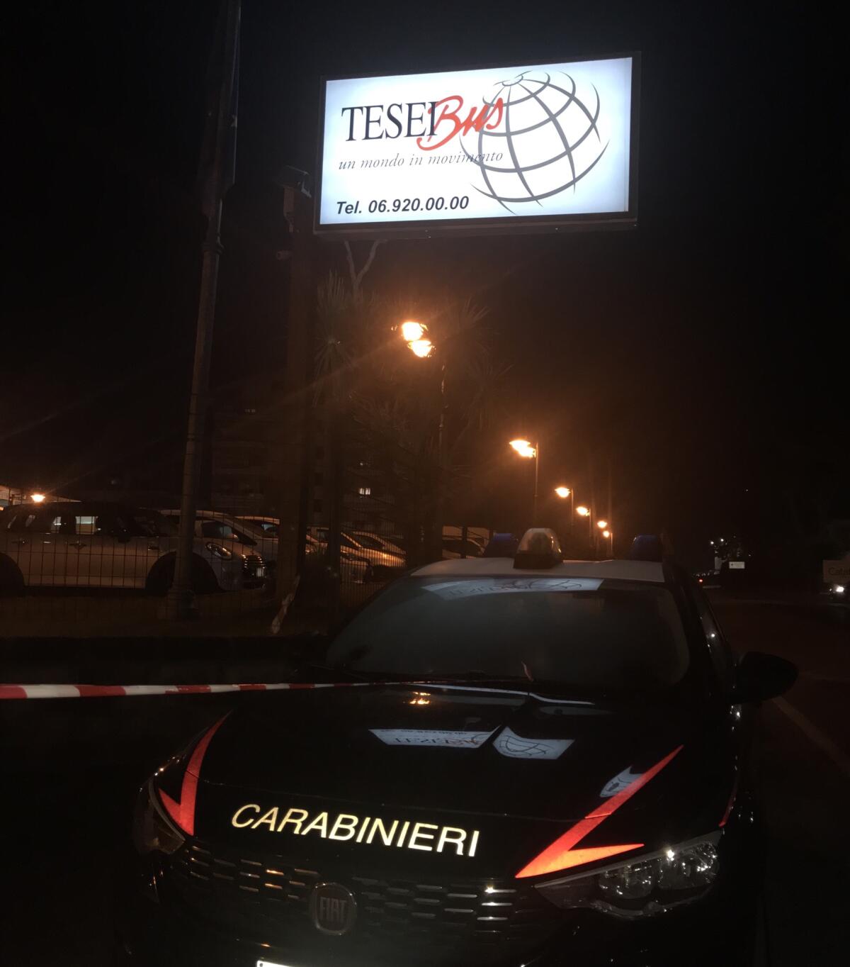 Piazzano un ordigno sul cancello della “Tesei Bus” di Aprilia, sulla Nettunense. Indagano i Carabinieri. - 