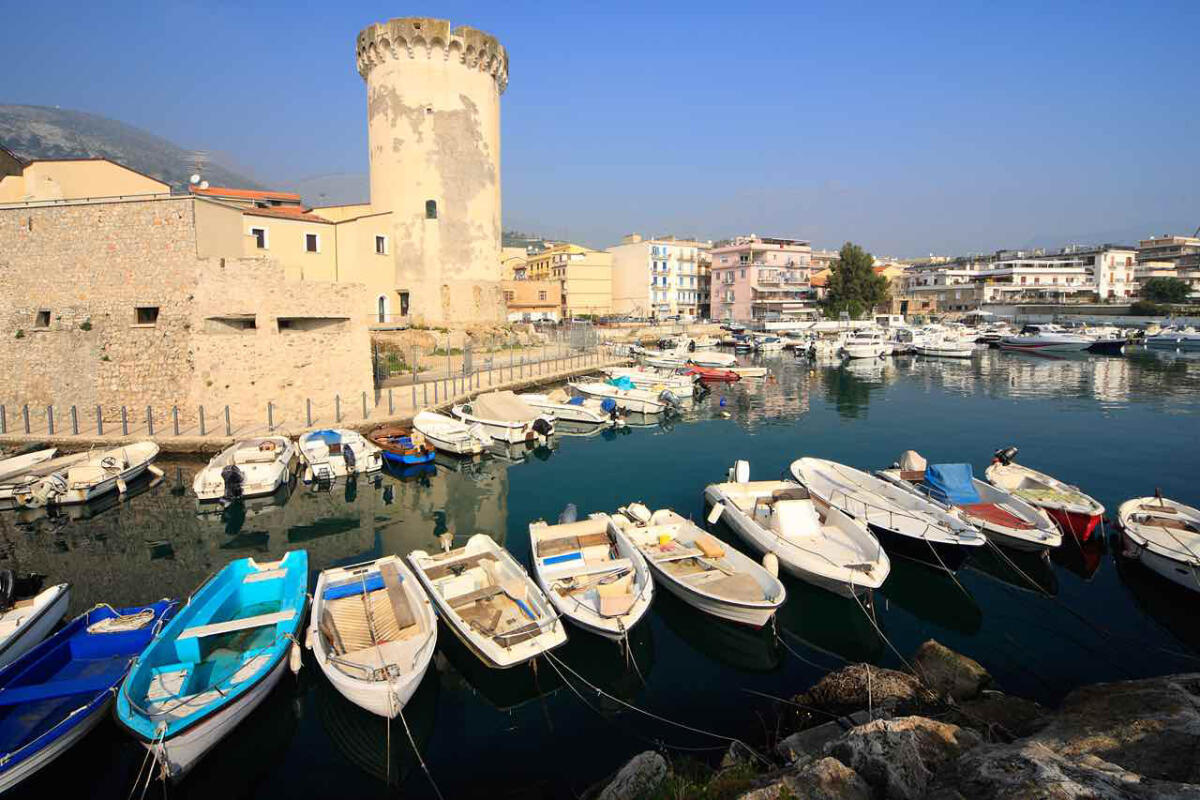 Un’auto finisce in mare a Formia, al molo Azzurra. - 