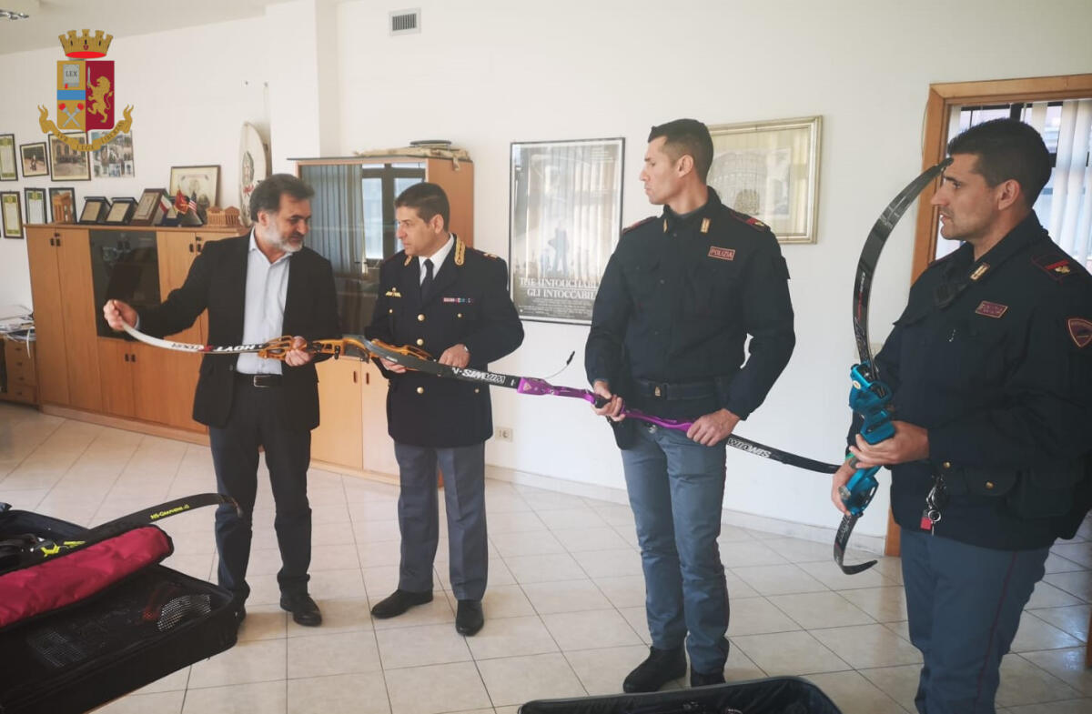 Ritrovati sulla Pontina e riconsegnati alla nazionale slovena gli archi rubati lo scorso dicembre durante un torneo a Roma. - 