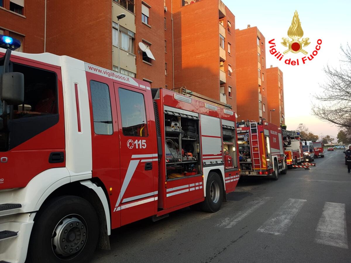 Incendio in una cantina in via Virgilio a Latina, intervengono i vigili del fuoco. - 
