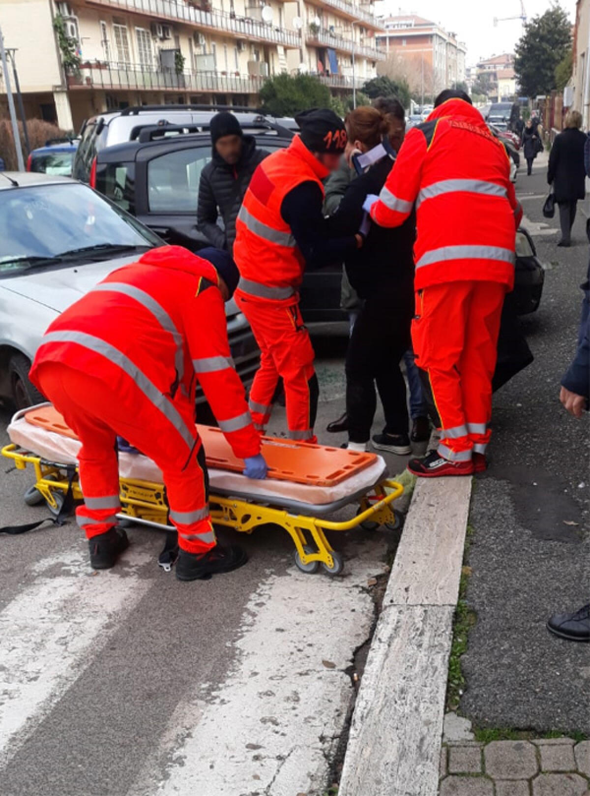 Carambola di auto in centro ad Aprilia: coinvolti 8 veicoli, una donna investita - 