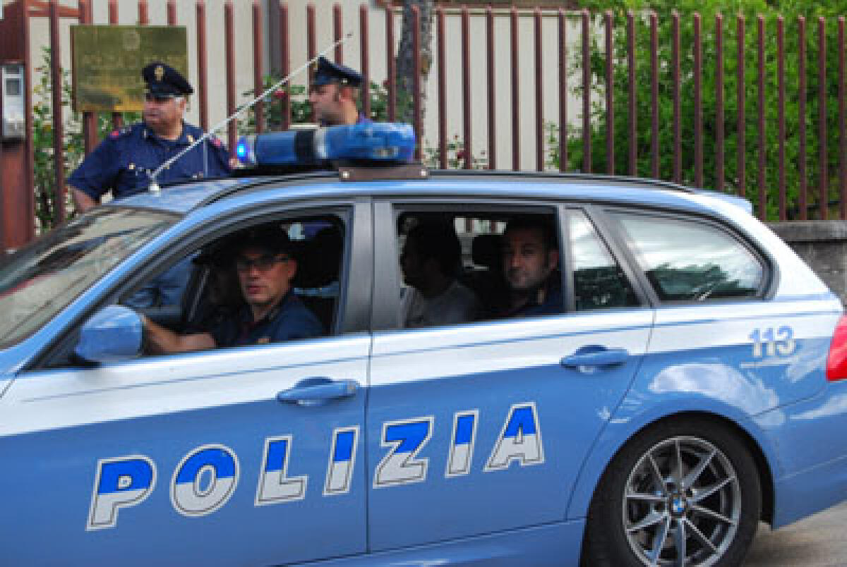 Tenta di fare irruzione nel Commissariato di Polizia: un straniero ritenuto pericolo in manette a Fondi. - 