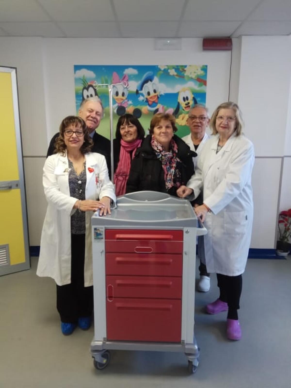 Un carrello emergenza per defibrillatore ed ossigeno  per il reparto di Neonatologia del Goretti di Latina - 