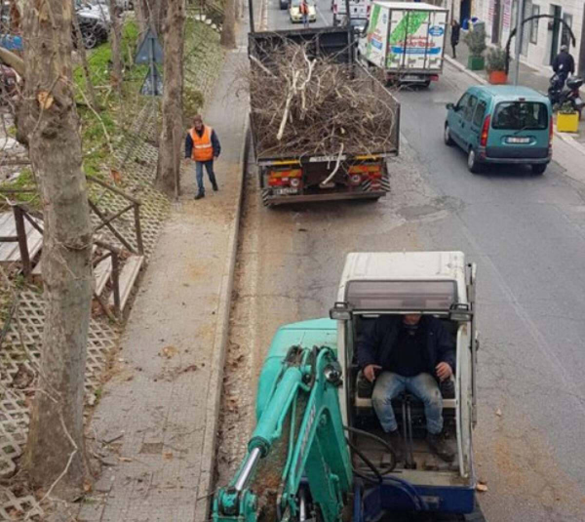 Lavori di sfalcio oggi sulla Nettunense in direzione Aprilia ed Anzio. - 
