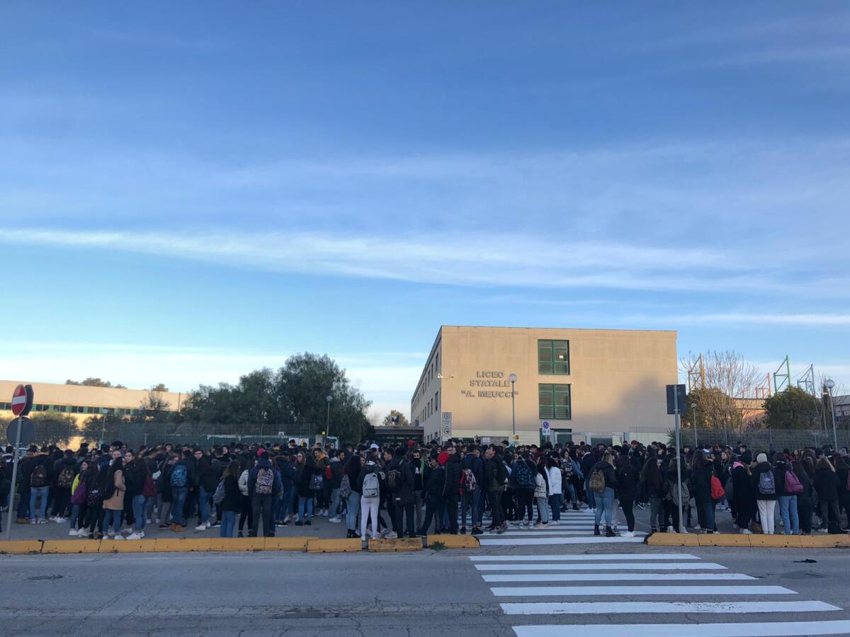 Il Collegio Docenti boccia la settimana di didattica alternativa: gli studenti del liceo “Meucci” di Aprilia protestano davanti all’Istituto. - 