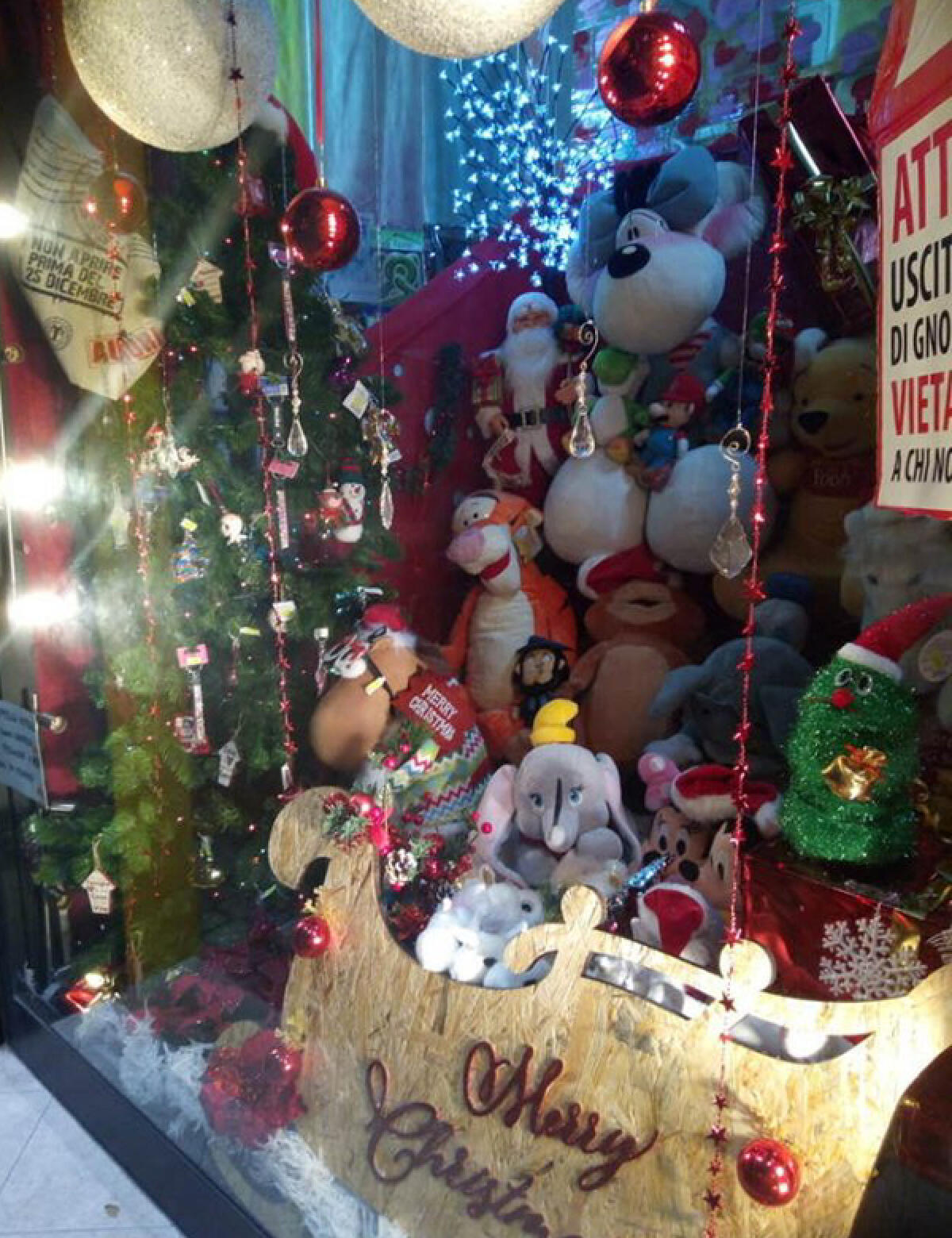 Il negozio Skiribizzo di via degli Oleandri, ad Aprilia, vince il concorso ” La Facciata più bella”. - 