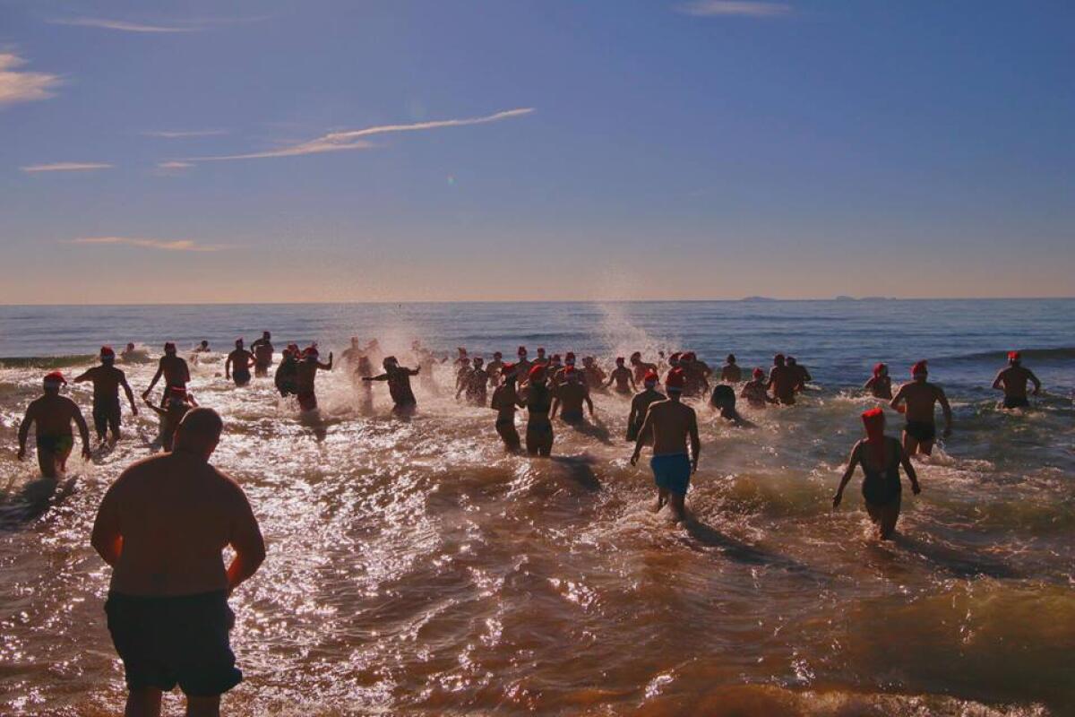 Bagno di Capodanno, in  tanti si tuffano in mare ad Anzio e Nettuno - 