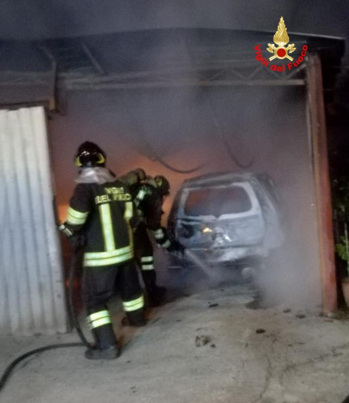 Due auto in fiamme a Latina, in via della Locomotiva, all’interno di una rimessa. - 